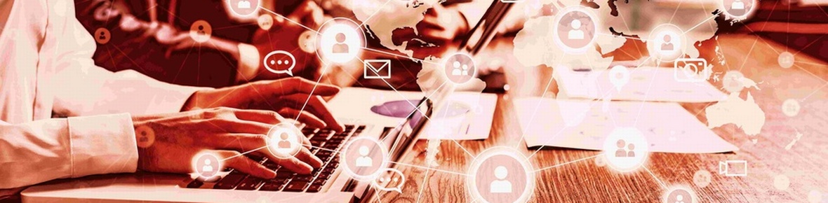 Eine gro&szlig;e Zahl von Bildern zum Thema Medien schweben vor einer Weltkarte